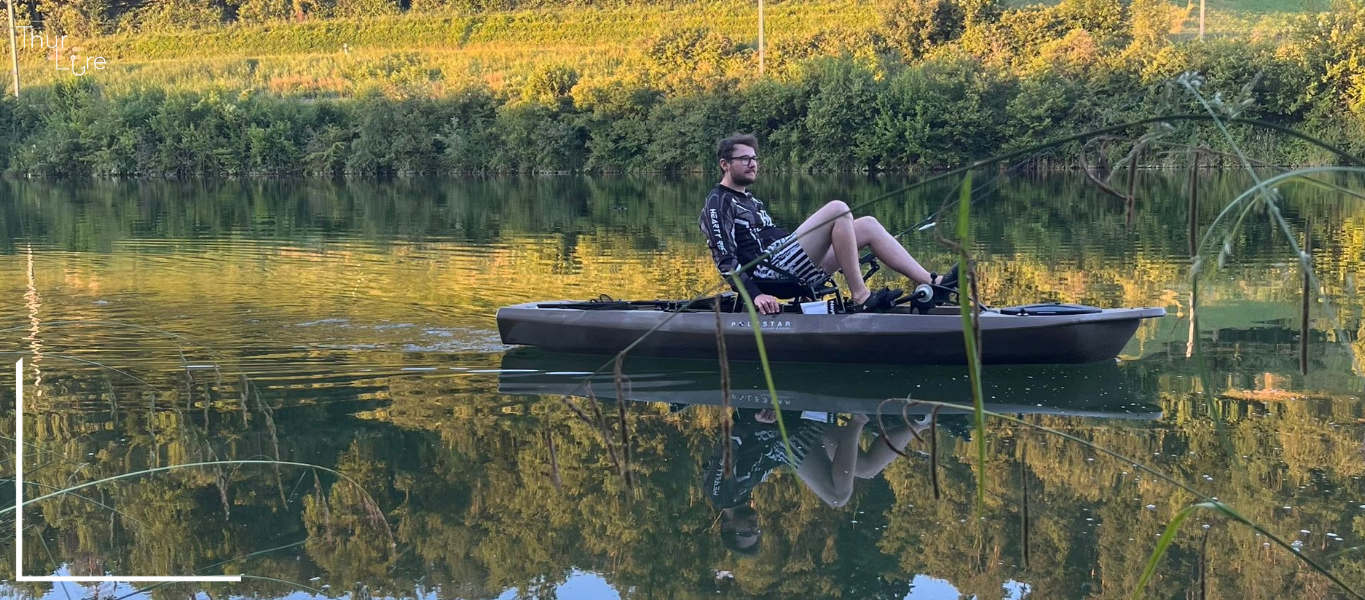 Pedal Kajak der Marke Polestar auf dem Fluss